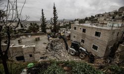 İşgalci İsrail güçleri Doğu Kudüs'te Filistinli kardeşlere ait 2 evi bombayla patlatarak yıktı