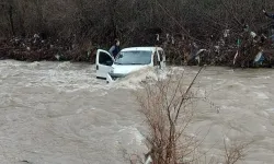 Kastamonu'da dere yatağında otomobille mahsur kalan 3 kişi kurtarıldı