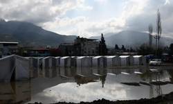 Hatay'da depremzedelerin yağmur çilesi