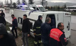 Isparta'da servis aracı devrildi: 17 yaralı