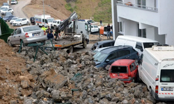 Kahramanmaraş’ta istinat duvarı yıkıldı; 8 araç hasar gördü