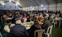 Saadet Partisi’nin deprem bölgesindeki aşevleri bayram sonrasında da hizmet vermeye devam ediyor…