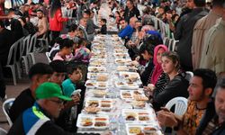 Büyükşehir iftar programlarını sürdürüyor, halk Zeydan Karalar’ı bağrına basıyor