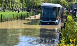 İstanbul'da su borusu patladı: Tramvaylar yolda kaldı