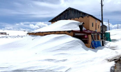 Yayla evleri, nisan sonunda kar altında