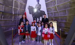 Minik ziyaretçiler Atatürk fotoğrafları sergisine hayran kaldı