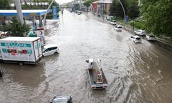 İzmir'de sağanak, dolu ve fırtına yaşamı olumsuz etkiledi