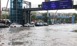 Ankara'da sağanak devam ediyor: Yollar göle döndü