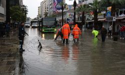 Denizli'de sağanak: Cadde ve sokaklar suyla doldu