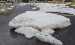 Çorum'da dolu ve sağanak; ev ve iş yerlerini su bastı, bazı noktalar beyaza büründü