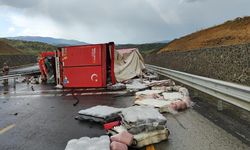 Tır devrildi: Kars-Erzurum kara yolu ulaşıma kapandı