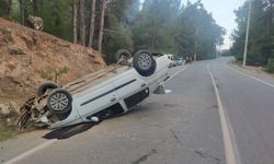 Alanya'da devrilen otomobildeki 2 kişi yaralandı