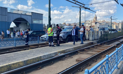 Galata Köprüsü'nde araç tramvay yoluna girdi