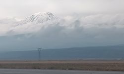 Ağrı Dağı'na yılın ilk karı düştü 