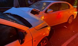 Adana'da iki otomobil kafa kafaya çarpıştı: 7 yaralı