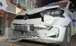 'Dur' ihtarına uymayan şüphelileri takip eden polis aracı kaza yaptı: 2 polis yaralı