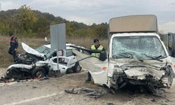 Otomobil ile kamyonet çarpıştı: 4 yaralı