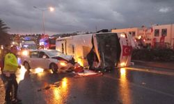 Devrilen midibüse otomobil çarptı: 4 yaralı