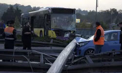 Bahçelievler'de otobüs direğe çarptı: Yol trafiğe kapandı
