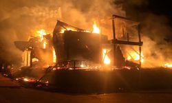 GÜNCELLEME - Kars'taki Kütük Ev'de söndürülen yangın tekrar başladı