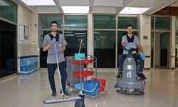 2 tıp öğrencisi üniversitelerinde temizlik personeli olarak çalışıyor