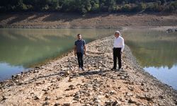 Su seviyesi azaldı; Belediye Başkanı barajın ortasına yürüyüp, çağrı yaptı