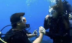 Bodrum'da su altında 'tektaş' ile sürpriz evlilik teklifi