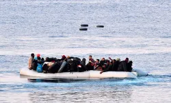 İtalya açıklarında göçmenleri taşıyan bot battı: 2 yaşındaki çocuk öldü, 8 kişi yaralandı