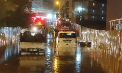 İstanbul'da şiddetli yağışın ardından 2 araç suda mahsur kaldı