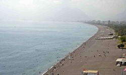 Antalya'da sıcaklık 30 derece: Vatandaşlar sahile akın etti