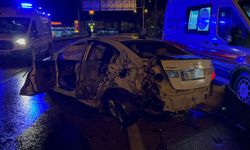 Bursa'da otomobil bariyerlere çarptı; 5 yaralı