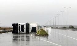 Edirne'de kuvvetli rüzgar, TIR devirdi