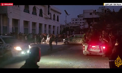 El Kassam Tugayları'nın bu akşam esirleri bıraktığı anlara dair El Cezire görüntüleri