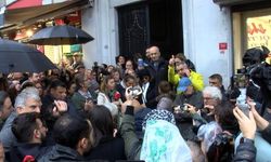 Hrant Dink'in öldürüldüğü yerde karanfilli protesto