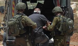 İşgalci İsrail güçleri işgal altındaki Batı Şeria'da 40 Filistinliyi gözaltına aldı