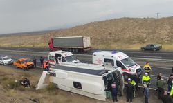 Kayseri'de yolcu midibüsü devrildi: 14 yaralı