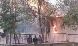 Okul çatısında yangın; 300 öğrenci tahliye edildi