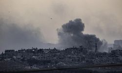 İşgalci İsrail, Gazze'de mahalle bombaladı: Çok sayıda ölü ve yaralı var