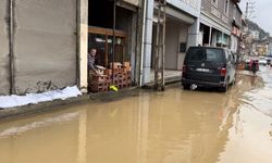 Trabzon'da su hattı patladı: Bazı işyerlerini su bastı 