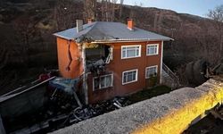 Sivas'ta ikinci kattaki eve kamyon çarptı