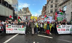 İngiltere'de on binlerce kişi Gazze'de ateşkes için yeniden sokaklarda