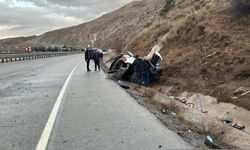 Sivas'ta devrilen otomobilin sürücüsü yaralandı