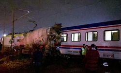 80 yolcunun bulunduğu tren, beton mikserine çarptı