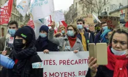 Fransa'da ilk ve ortaokul öğretmenleri greve gitti