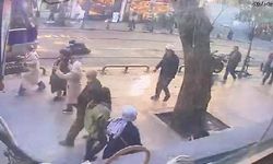 Sultanahmet'te tramvayın yayaya çarpma anı güvenlik kamerasına yansıdı