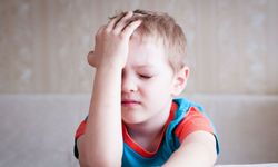 Uzmanı uyardı: Çocuklarda az uyku ve fazla ekran migrene neden oluyor