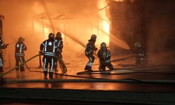 Beyoğlu'nda iki iş yeri alev alev yandı