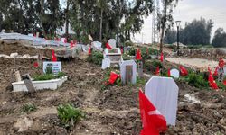 Hatay'da Asi Nehri kenarına yapılan deprem mezarlığı yağış nedeniyle kaydı