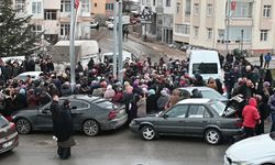 Kar altında izdiham: Bir poşet için saatlerce beklediler…