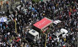 İran'ın Şam konsolosluğuna yapılan saldırıda ölenler için Tahran'da tören düzenlendi